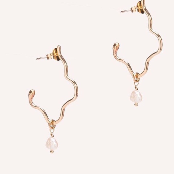 🍋SOLD🍋Amarilo Abstract Pearl Hoops - Picture 6 of 8